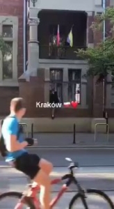 Egy lengyel úgy döntött, hogy helyreállítják a történelmi igazságosságot Krakk...